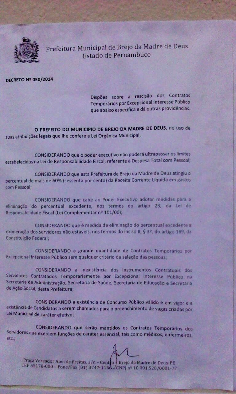 Decreto colocado na frente da prefeitura (Foto: Ralff Alves/ Arquivo Pessoal)