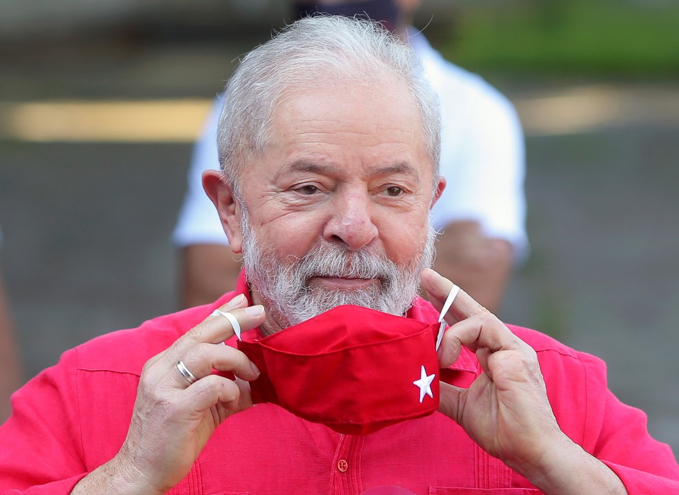 O ex-presidente Luiz Inácio Lula da Silva fala com a imprensa após votar em São Bernardo do Campo, no ABC paulista, neste domingo (15) — Foto: Amanda Perobelli/Reuters