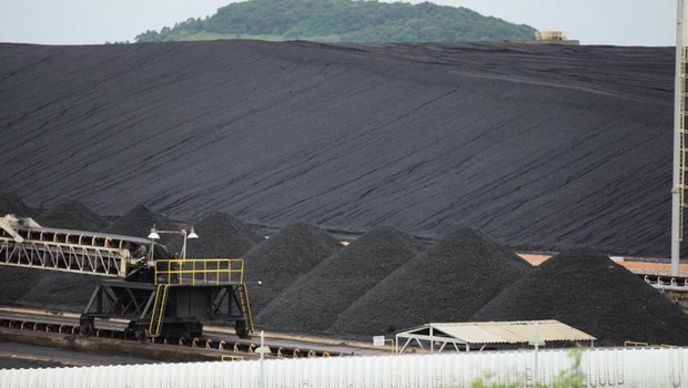 O ministro do Meio Ambiente, Joaquim Leite, defendeu projeto do governo que injeta recursos na indústria do carvão. Na foto, carvão mineral em usina termelétrica de Santa Catarina (Foto: MIRIAM ZOMER/AGÊNCIA ALESC via BBC)