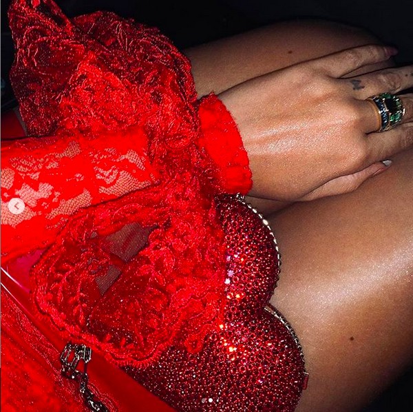 A cantora Beyoncé em uma das imagens daa sessão de fotos com o vestido vermelho utilizado por ela em um jantar romântico com Jay-Z durante o Valentines Day (Foto: Instagram)