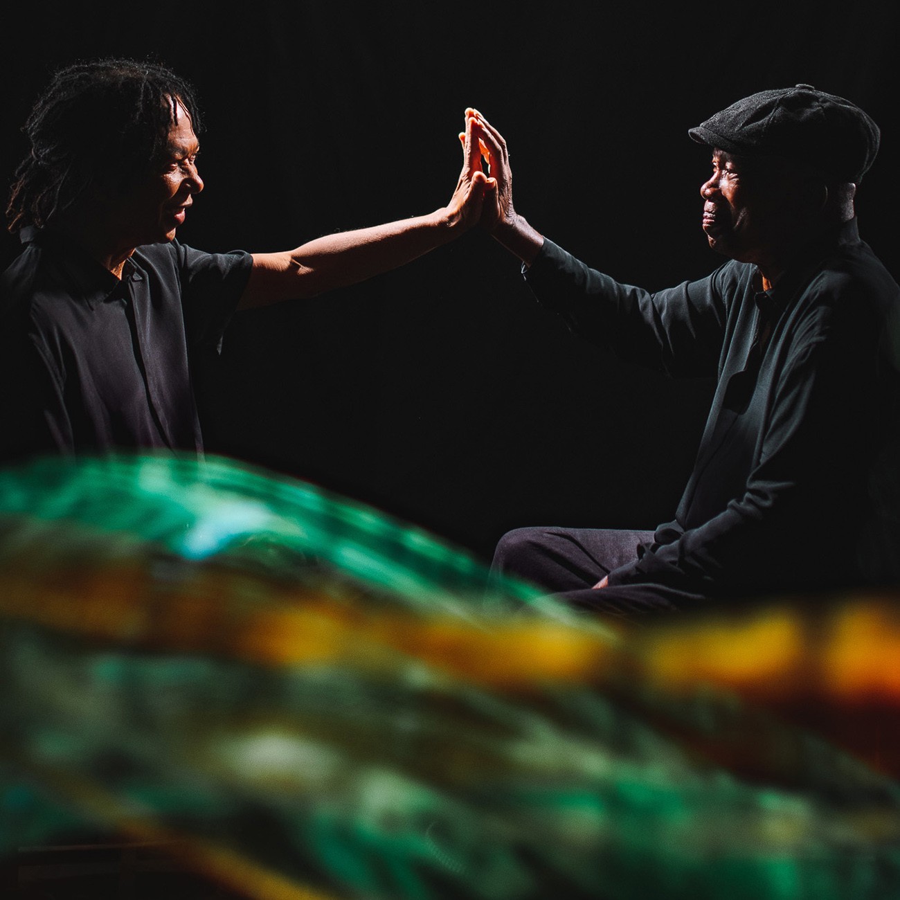 Djavan e Milton Nascimento constroem beleza atemporal com o primeiro dueto dos artistas