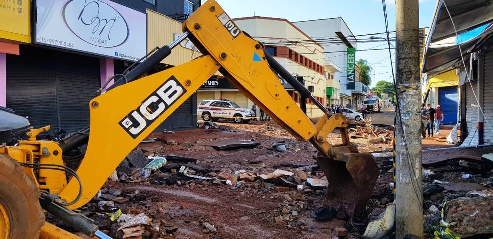Força-tarefa retira sujeira de ruas do Centro de São Carlos — Foto: Prefeitura de São Carlos/Divulgação
