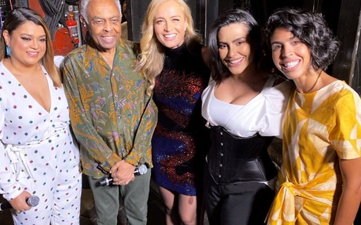 Angélica posa sorridente com Gilberto Gil, Preta, Bela Gil e Cleo