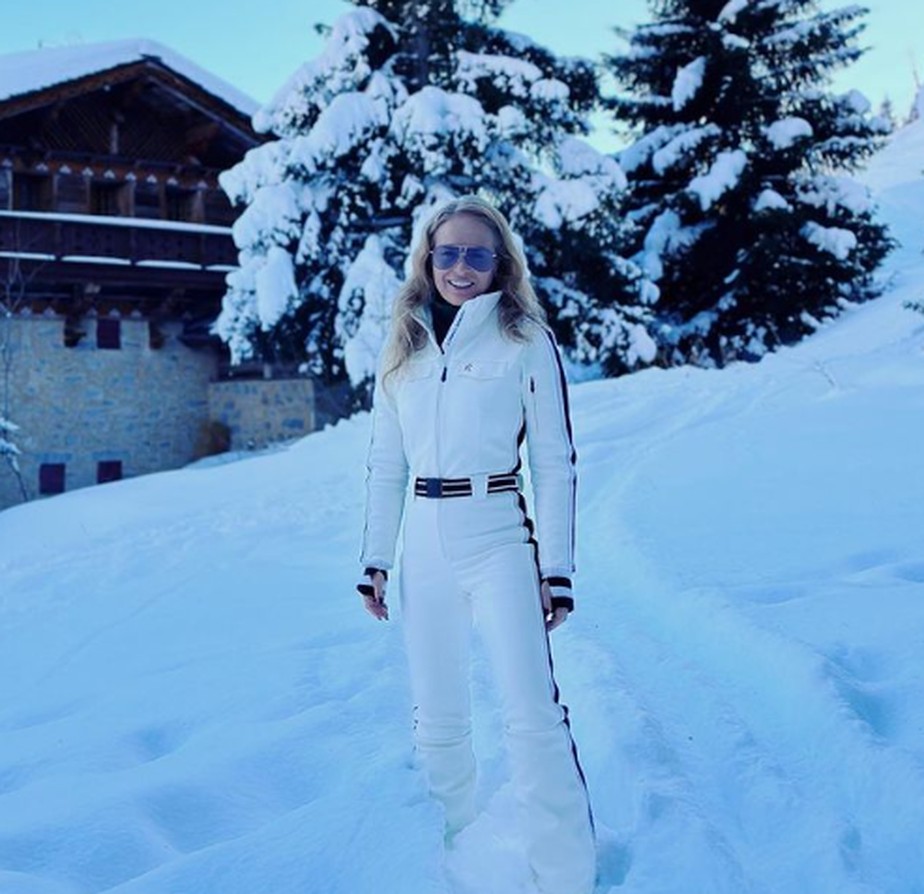 Angélica mostra novas fotos na neve