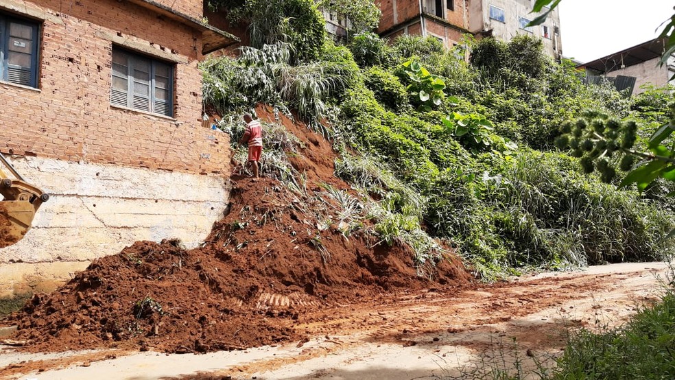 Deslizamento de barranco no Bairro Graminha sem vítimas — Foto: Gabriel Landim/G1