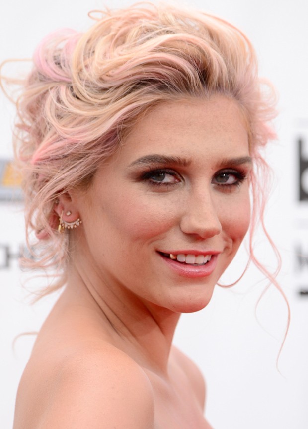 Kesha, antes de mudar o tom dos cabelos (Foto: Getty Images)