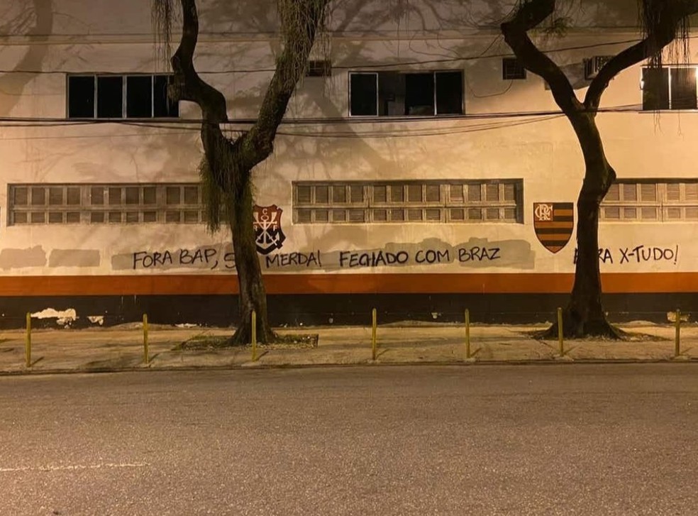 Muro da Gávea amanheceu pichado após demissão de Paulo Pelaipe. Crise política no rubro-negro é forte — Foto: Reprodução 