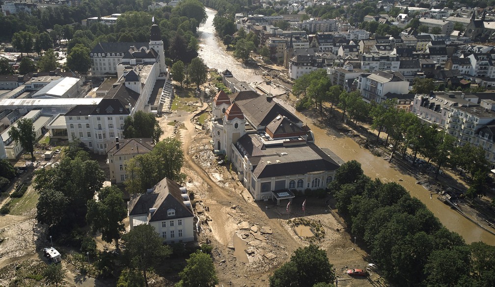 Danos e destroços de enchentes perto do rio Ahr, na cidade de Bad Neuenahr, em foto de 18 de julho de 2021 na Alemanha — Foto: Thomas Frey/DPA via AP