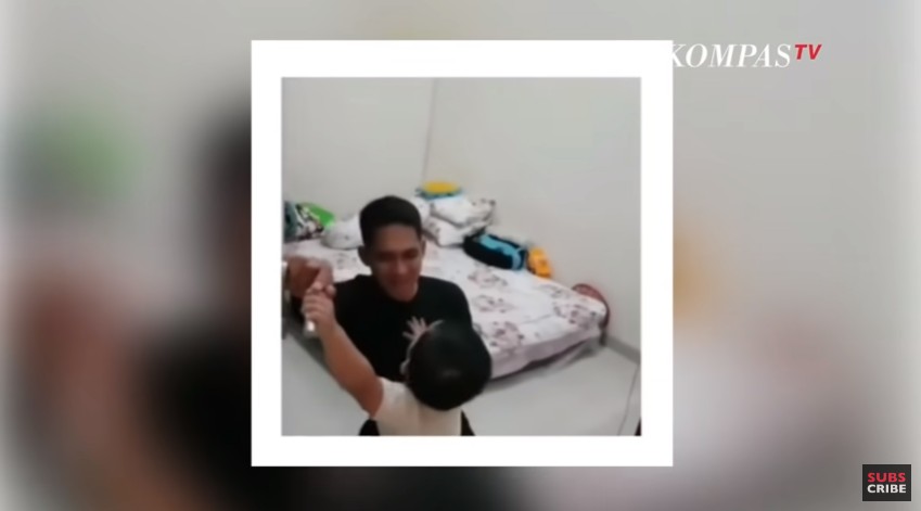 Em vídeo, menino tenta impedir que o pai saia para trabalhar (Foto: Reprodução/YouTube/Kompas TV)