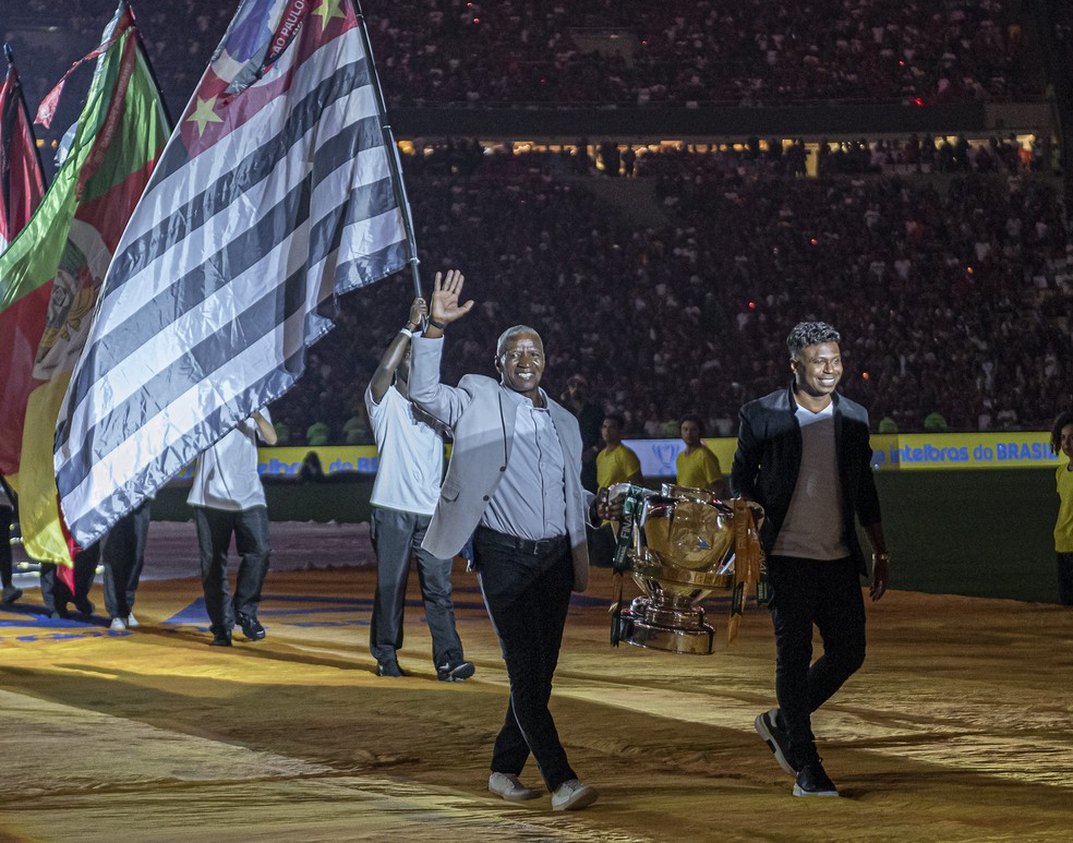 Ad&iacute;lio com a ta&ccedil;a da Copa do Brasil &mdash; Foto: Paula Reis/Flamengo