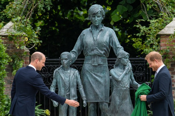William e Harry juntos para revelar a estátua de Lady Di (Foto: Getty Images)