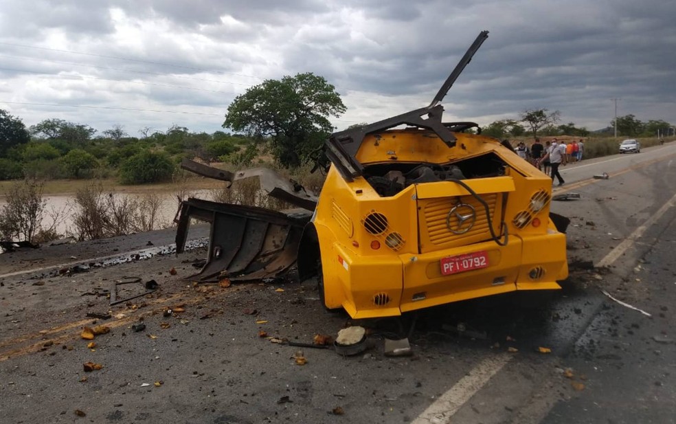 Bandidos armados atacam e explodem carro-forte em rodovia do norte da Bahia — Foto: Kris Lima/TV São Francisco