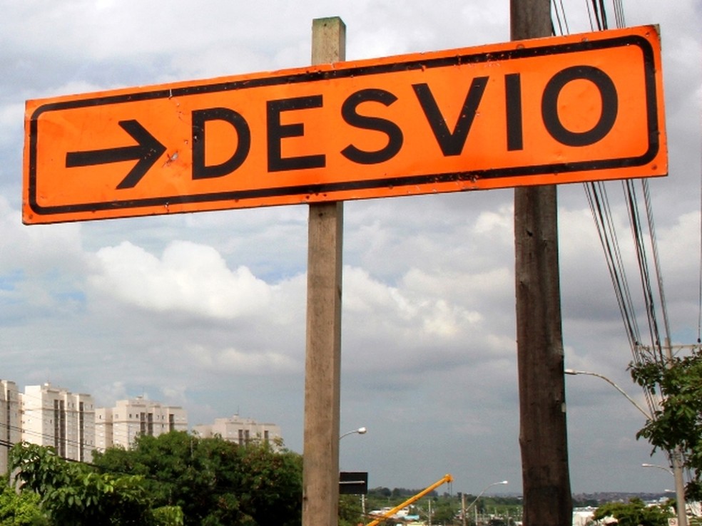 Emdec bloqueia todo o tr&aacute;fego de ve&iacute;culos em trecho na regi&atilde;o do Bosque nesta sexta-feira (17), durante servi&ccedil;o de poda de &aacute;rvores &mdash; Foto: Acervo/Emdec