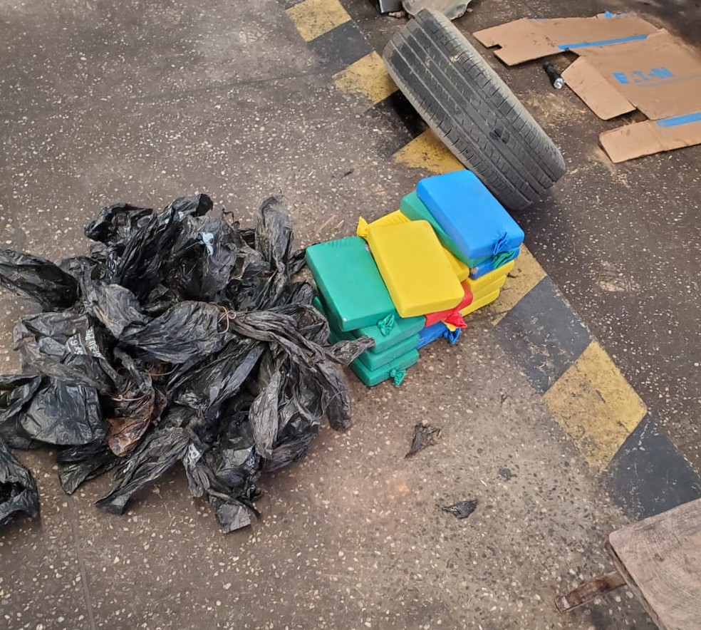 Pelo menos 31,9 kg de cocaína foram encontrados no carro de um homem em uma fiscalização em Tianguá — Foto: Reprodução/PRF