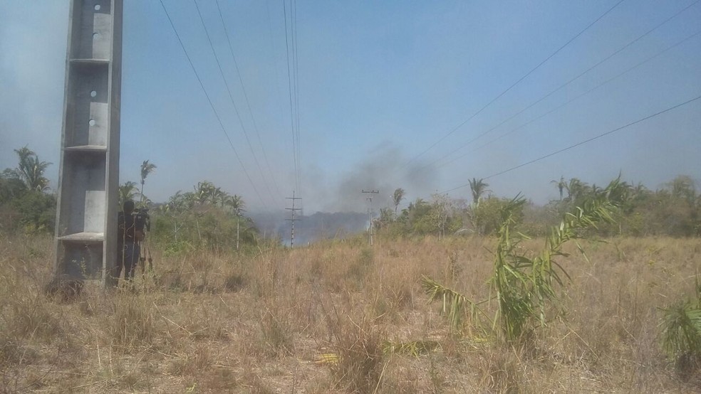 Fogo atingiu linhas de transmissão no Tocantins (Foto: Ana Paula Rehbein/TV Anhanguera)