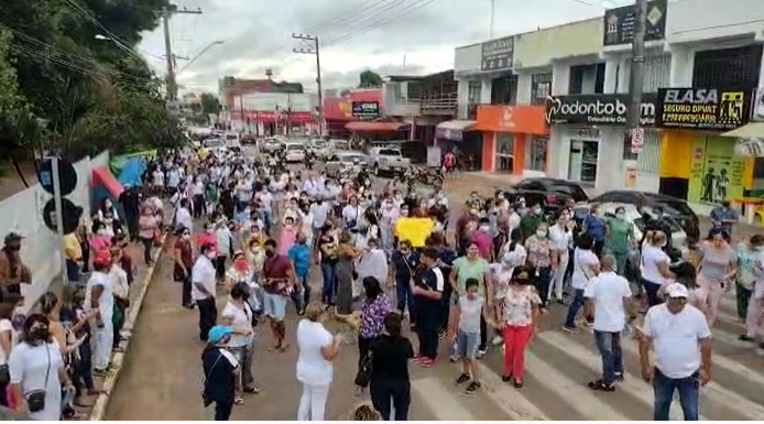 Em greve há dez dias, servidores da saúde do AC caminham ao redor do Pronto Socorro em protesto