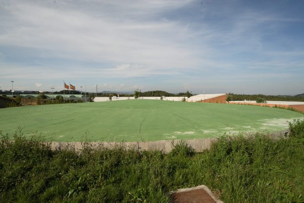 Campo esportivo na prisão próxima de Barcelona — Foto: Secretaria de Justiça de Barcelona