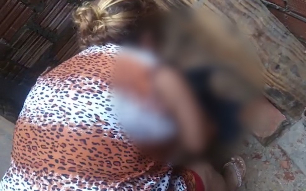 A cuidadora Conceição Rodrigues resgatou bebê abandonado em obra de Cristalina, Goiás — Foto: Reprodução/TV Anhanguera