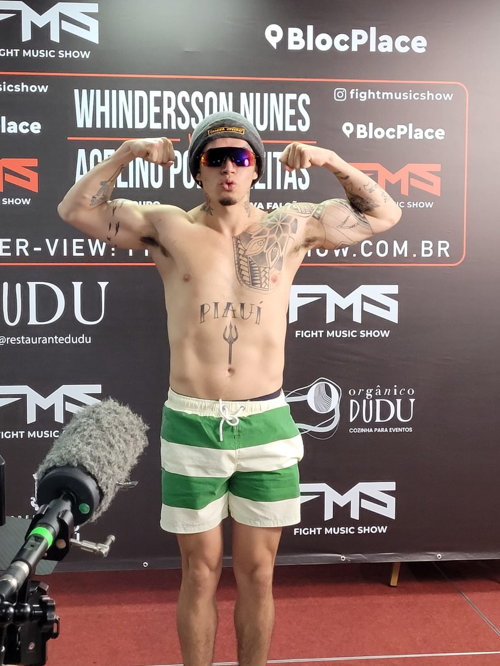 Whindersson Nunes conferiu peso antes mesmo do início da pesagem oficial — Foto: Marcelo Barone