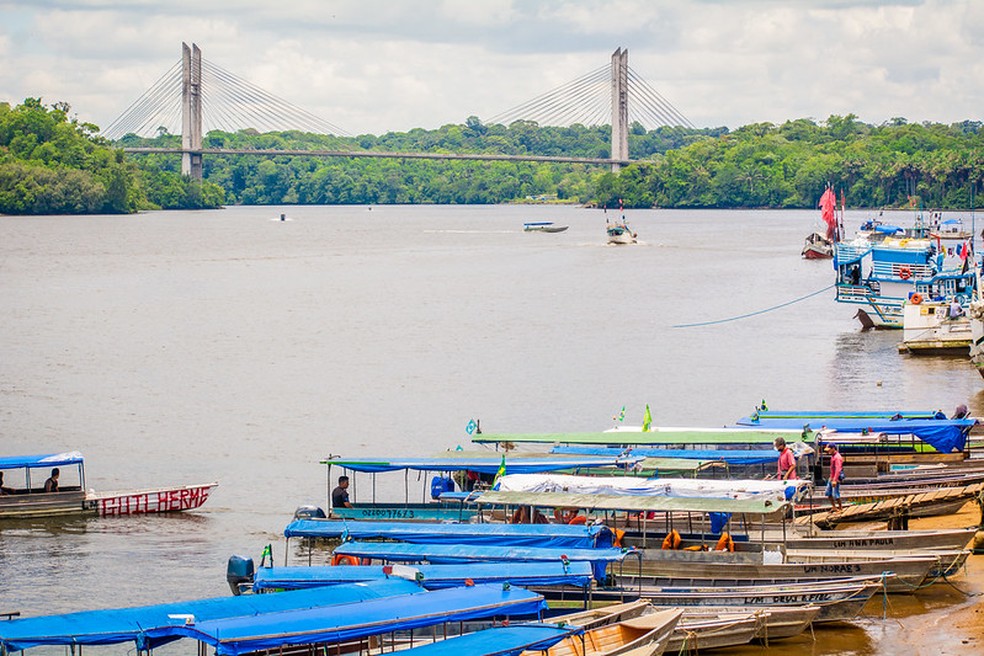Barcos na orla de Oiapoque e ao fundo a ponte binacional que liga Brasil e Guiana Francesa — Foto: Maksuel Martins/GEA