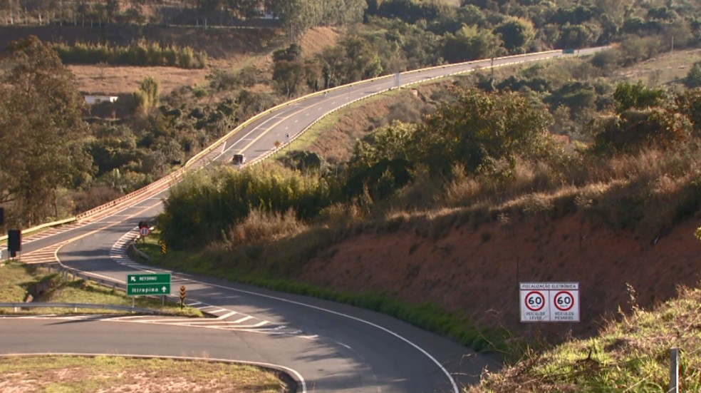 Radar e placas de sinalização confundem motorista em trevo de Analândia na SP-225 (Foto: Reprodução/ EPTV)