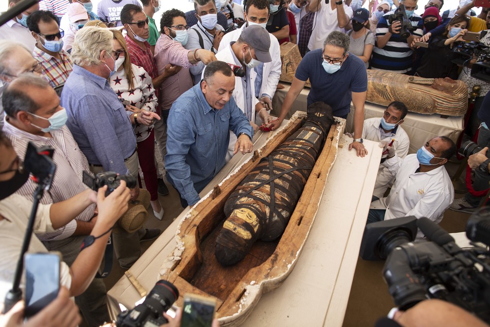 Sarcófago com cerca de 2,5 mil anos é exibido no sítio arqueológico de Saqqara, no Egito — Foto: Mahmoud Khaled/AP