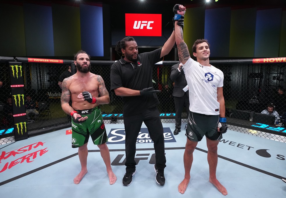 Cláudio Puelles venceu Clay Guida por finalização aos 3min01s do R1  — Foto: Jeff Bottari/Zuffa LLC