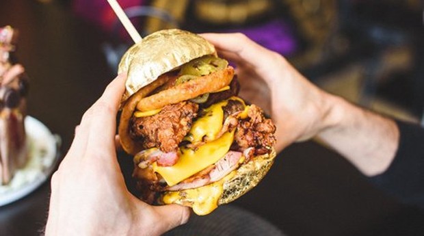 O lanche leva dois hambúrgueres, peitos de frango e anéis de cebola (Foto: Divulgação)