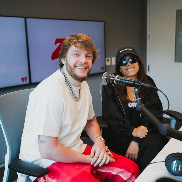 Murda Beatz e Anitta em uma rádio nos Estados Unidos para divulgar o trabalho 'No Más' (Foto: Instagram/Reprodução)