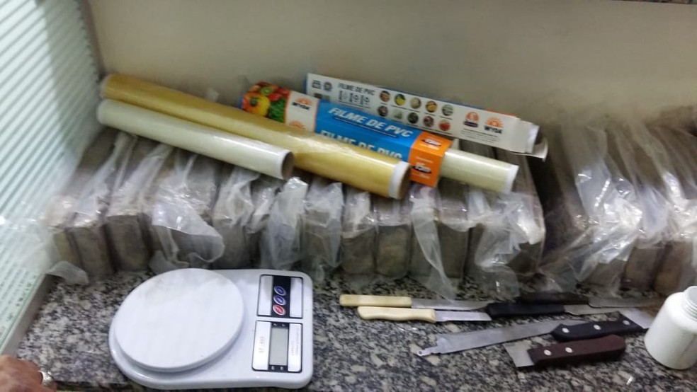 Além da droga, policiais localizaram balança de precisão e materiais para embalar em Limeira (Foto: Polícia Militar)