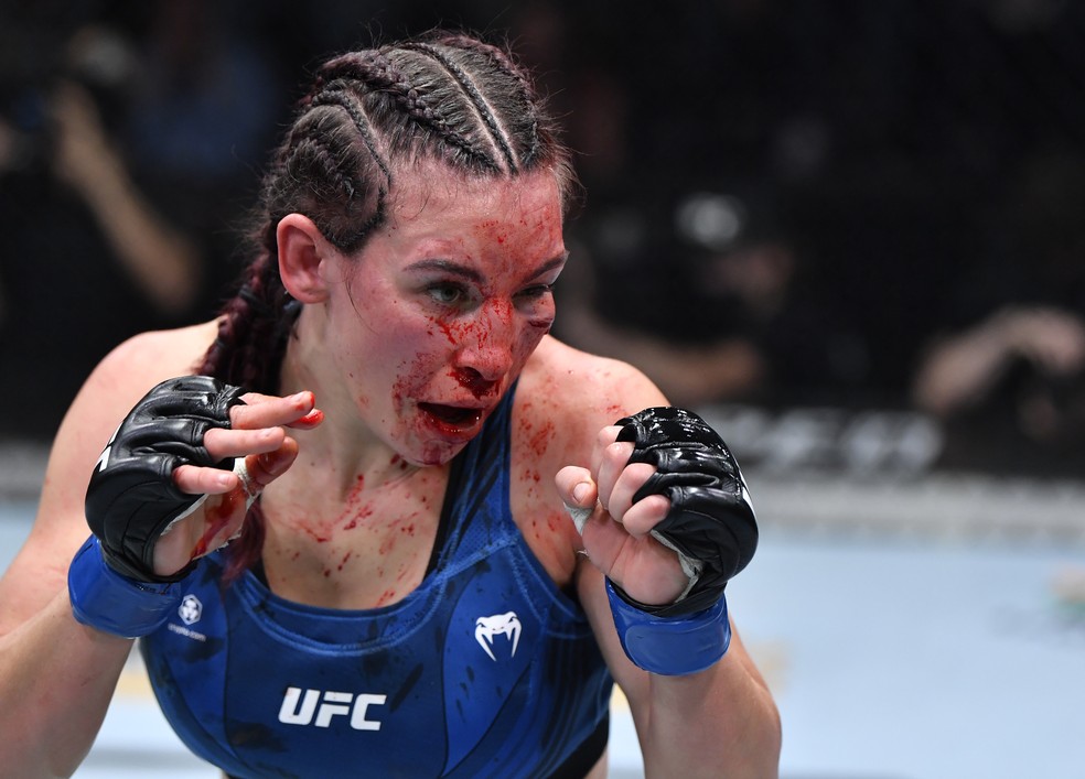 Miesha Tate terminou a luta contra Ketlen Vieira no UFC bastante machucada — Foto: Getty Images