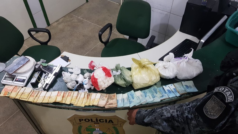 Três homem foram presos e encaminhados para o 30º Distrito Policial, onde o material ficou apreendido. — Foto: Polícia Militar/ Divulgação