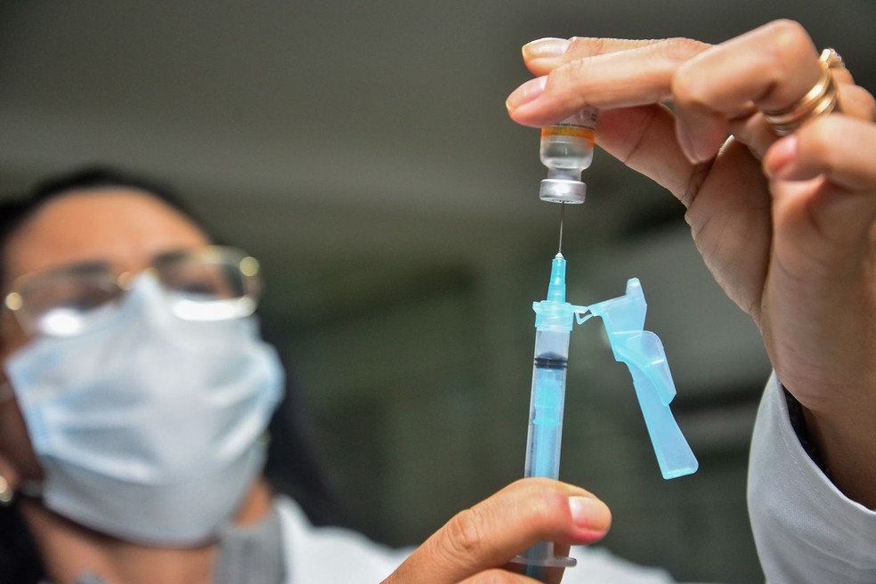 Profissional de saúde prepara vacina contra a Covid-19 para imunização em Camaragibe, no Grande Recife — Foto: Victor Patrício/Prefeitura de Camaragibe