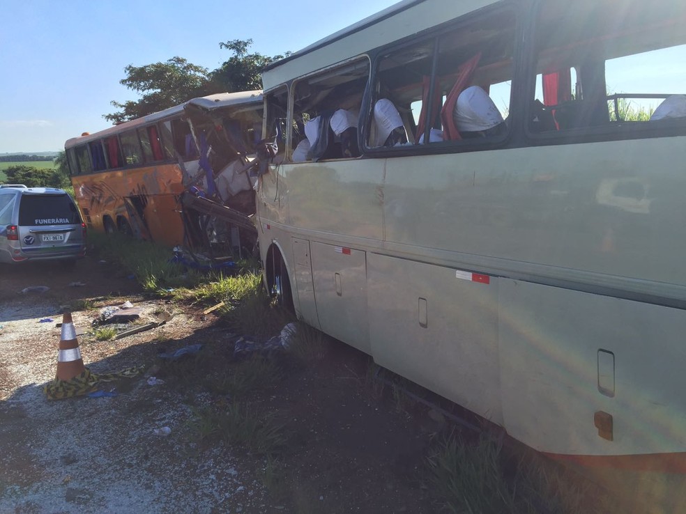 Colisão frontal entre os dois ônibus deixou mortos e feridos na SP-563 (Foto: Mateus Tarifa/TV Fronteira)