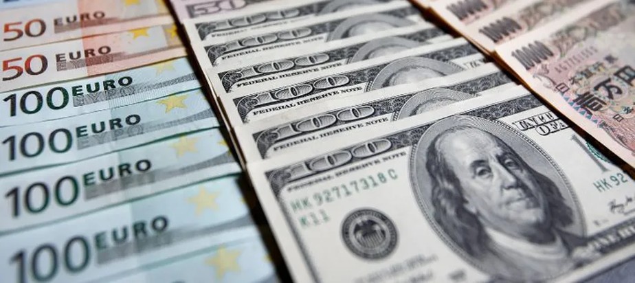 Notas de dólar e euro: