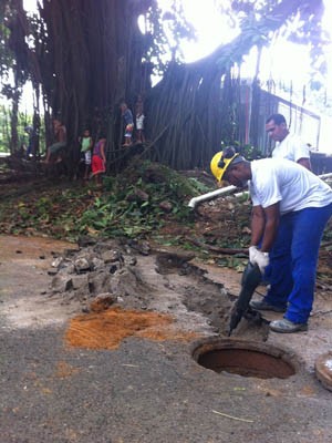 Operários trabalham na instalação de alojamento para os índios (Foto: João Bandeira de Mello/G1)