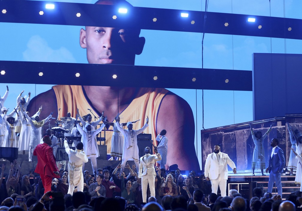 Kobe Bryant aparece no telão do Grammy 2020 durante homenagem a Nipsey Hussle — Foto: Matt Sayles/Invision/AP