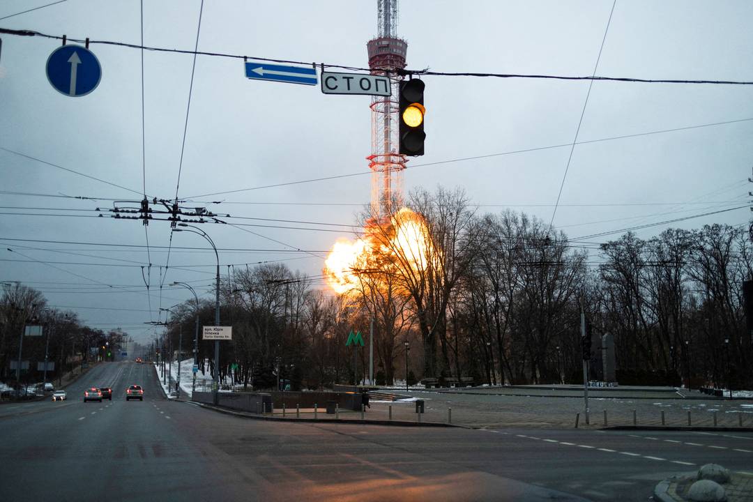 Explosão é vista após as forças russas atacarem uma torre de TV em Kiev, segundo o governo ucraniano