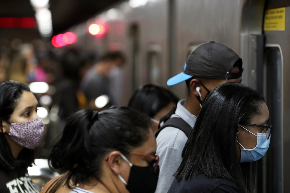 Passageiros usam máscara protetora facil ao entrarem em metrô em São Paulo — Foto: Amanda Perobelli/Reuters