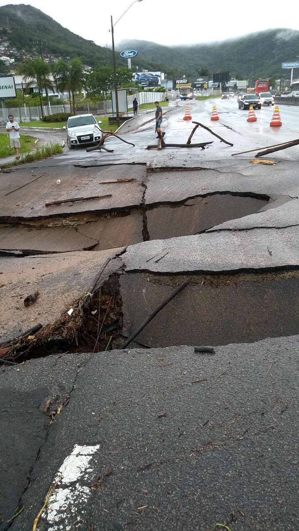 Asafalto cede em frente ao Floripa Shopping na SC 401 (Foto: Soraia Mafra/Divulgação)