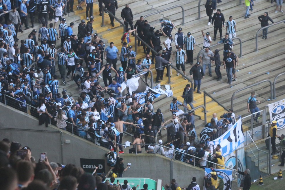 Briga da torcida do Grêmio na Arena — Foto: João Victor Teixeira