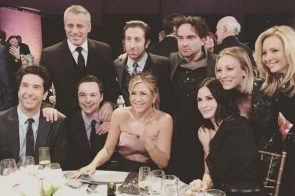 O elenco de 'Friends' junto com alguns atores de 'The Big Bang Theory' na reunião realizada em fevereiro (Foto: Instagram)