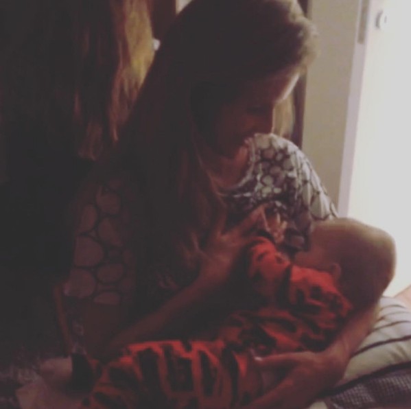 Mariana Ferrão e o filho: a amamentação nem sempre é fácil (Foto: Reprodução/ Instagram)