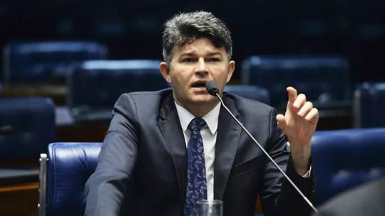 Moraes autoriza desbloqueio de redes sociais de deputado federal bolsonarista