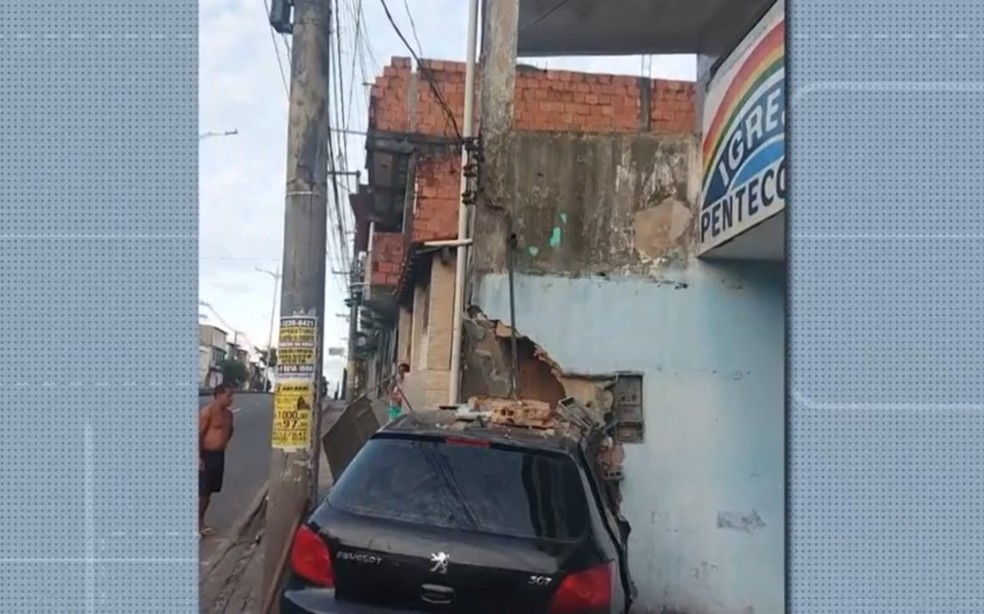 Veículo colide em parede de imóvel e danifica estrutura da casa no bairro de Coutos — Foto: Reprodução/TV Bahia