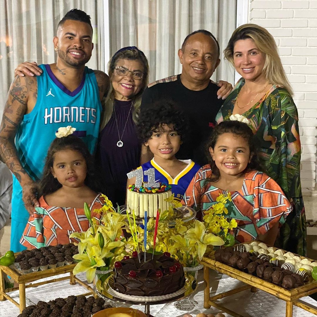 Dentinho posa com a família completa no aniversário do pai (Foto: Reprodução / Instagram)