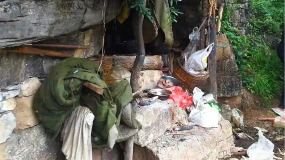 Caverna de dois metros quadrados onde ele vivia — Foto: The Yongshan Police/China News/via BBC
