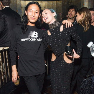 Além de amiga,  Miley Cyrus é fã de Wang: a cantora já vestiu looks do estilista em diversos red carpets