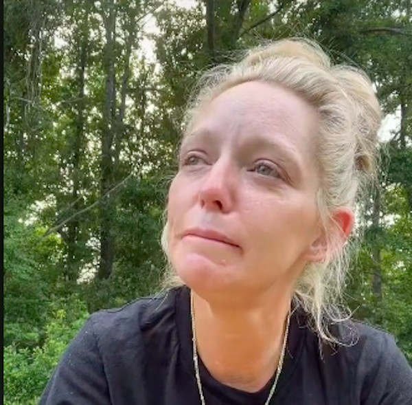A influencer Ophelia Nichols chorando no vídeo em que fala sobre a morte do filho (Foto: TikTok)
