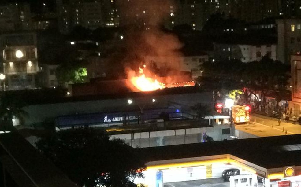 Resultado de imagem para IncÃªndio destrÃ³i apartamento e mobiliza bombeiros em SP.